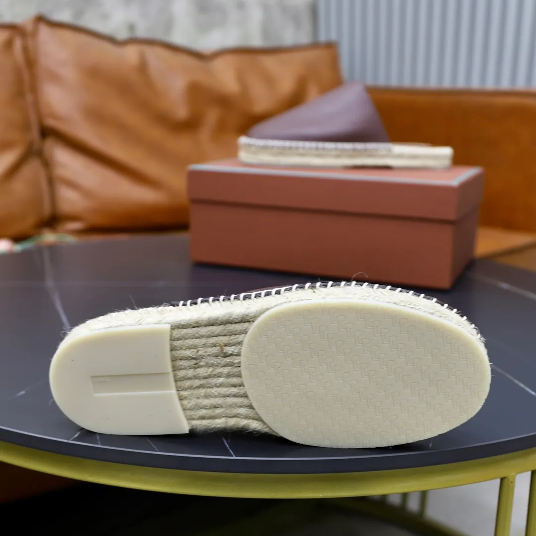 Men's Men's Shoes💰540💰Loro piana Naha Men's Slippers This fashionable sandal is crafted from smooth cow leather and has interlaced straps for a modern three-dimensional texture. Lightweight yet strong, smooth leather balances modern appeal with time-honored quality. Viewed from every angle, the embossed and polished appearance shows meticulous craftsmanship. Ergonomically cushioned insole, covered with nappa leather, with matching upper and natural polished sole. Cowhide upper + rubber outsole Size: 38-44 (customized for 45-46)